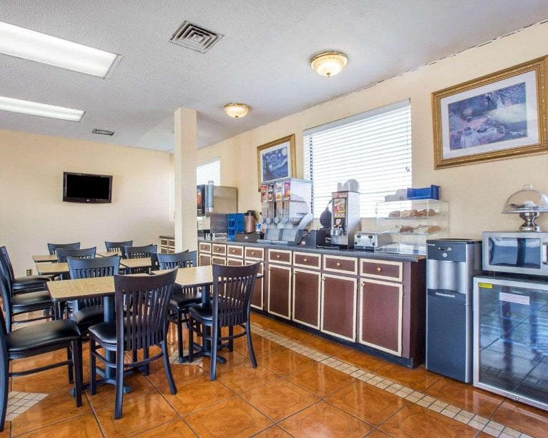 Econo Lodge Inn & Suites 5