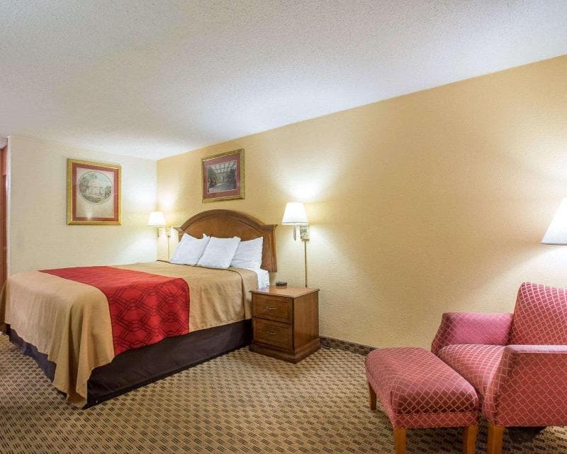 Econo Lodge Inn & Suites 4