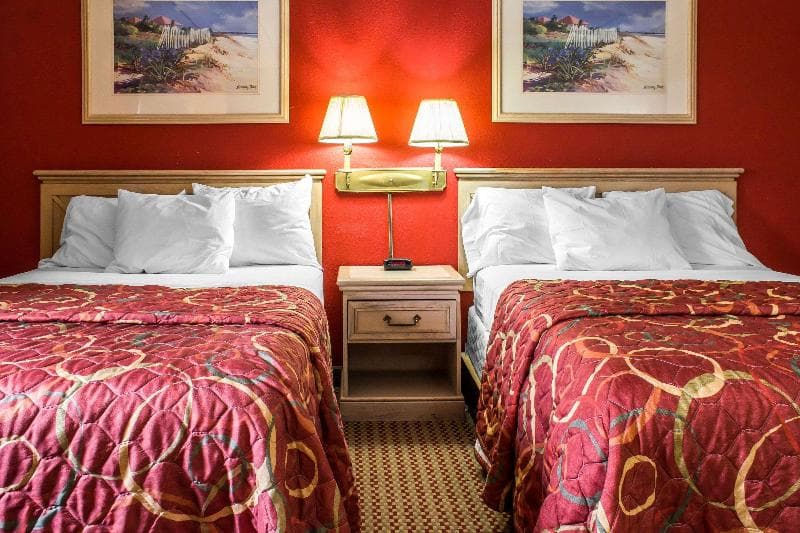 Econo Lodge Inn & Suites 2