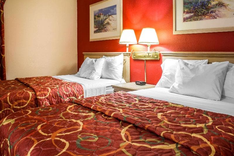 Econo Lodge Inn & Suites 3