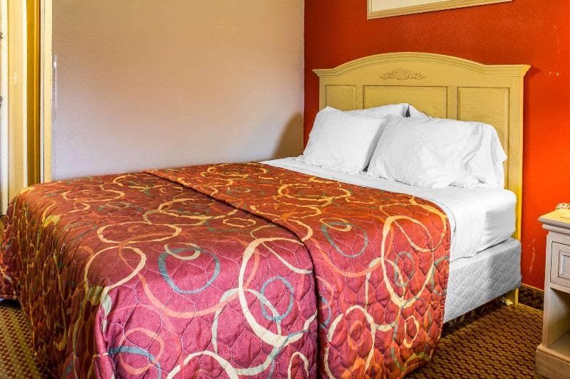 Econo Lodge Inn & Suites 4