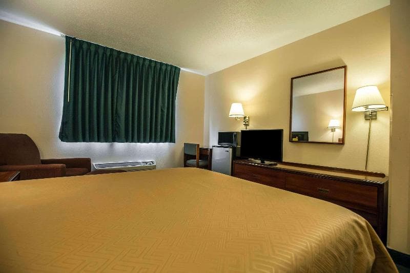 Econo Lodge Princeton 5