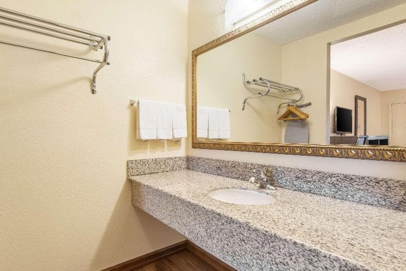 Econo Lodge 4