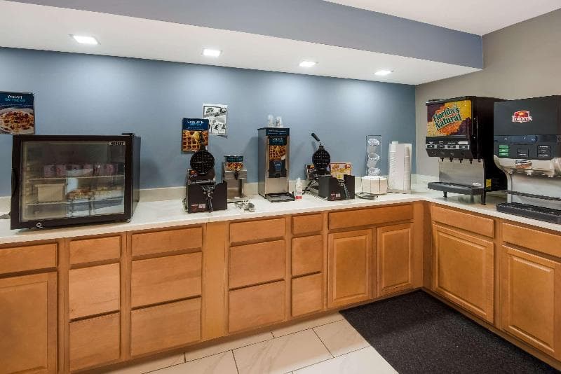 Clarion Pointe Indianapolis Northeast photo 1