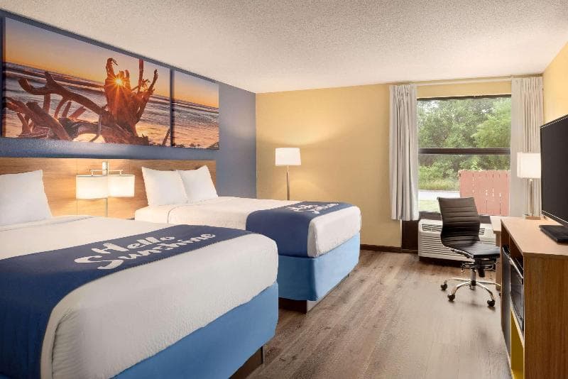 Days Inn & Suites by Wyndham Merrillville 3