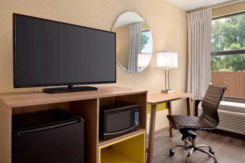 Days Inn & Suites by Wyndham Merrillville 5