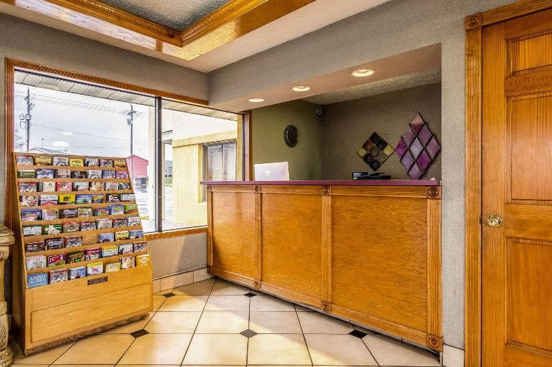 Econo Lodge Seymour 4