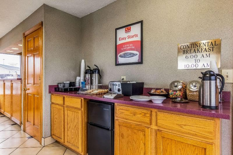 Econo Lodge Seymour 5