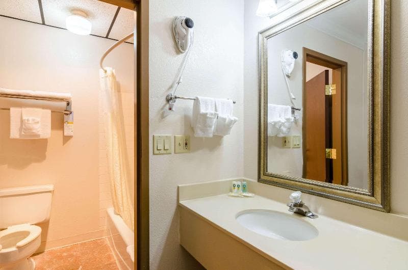 Quality Inn And Suites Salina 3