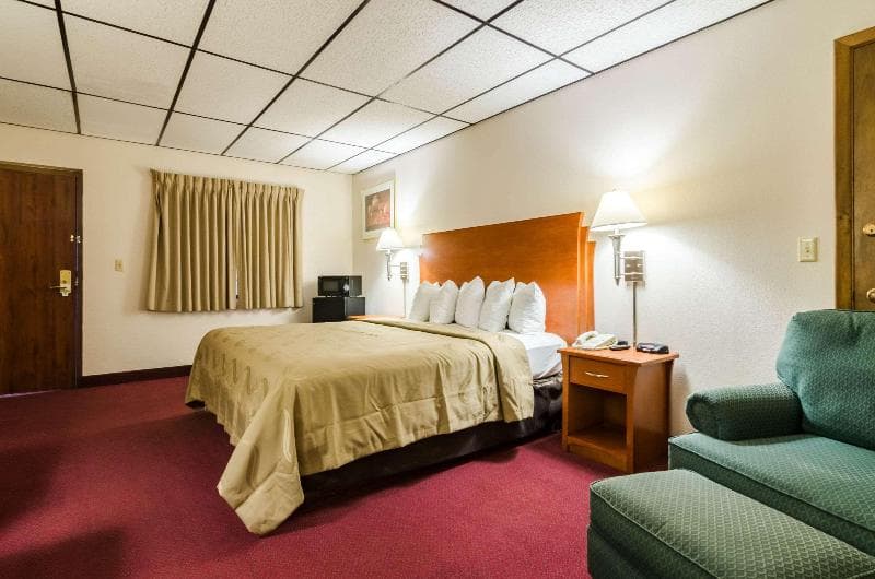 Quality Inn And Suites Salina 4