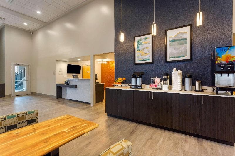 Days Inn & Suites by Wyndham Bowling Green main