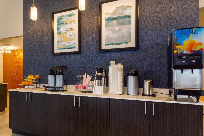 Days Inn & Suites by Wyndham Bowling Green 5