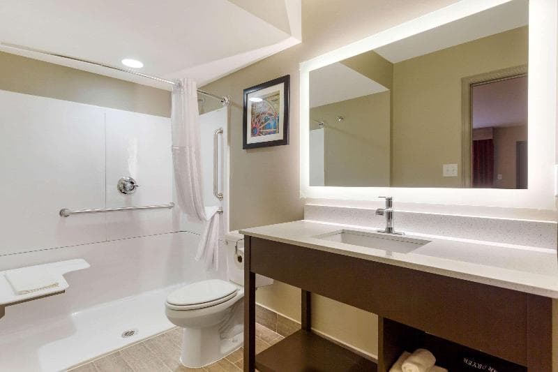 Days Inn & Suites by Wyndham Bowling Green 4
