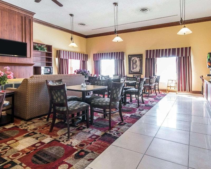 Quality Inn 4