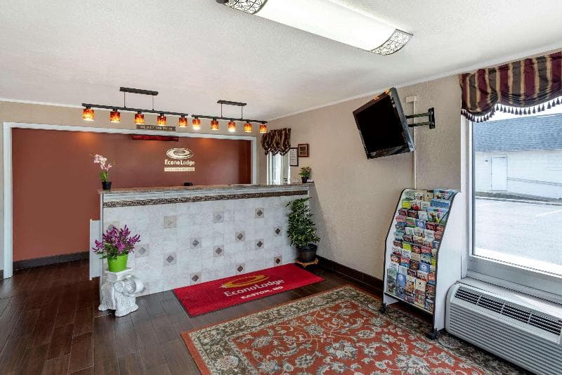 Econo Lodge 4