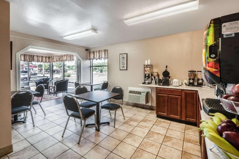 Econo Lodge 5