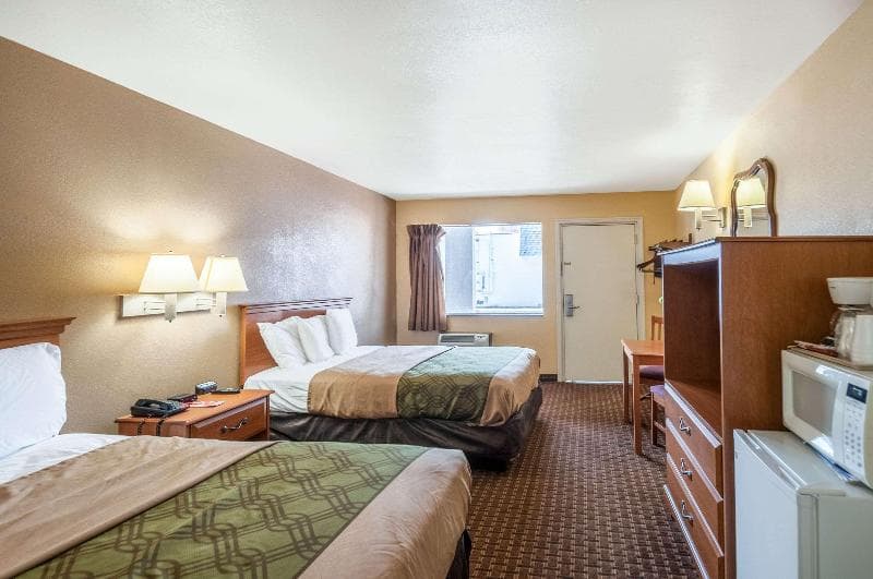 Econo Lodge 2