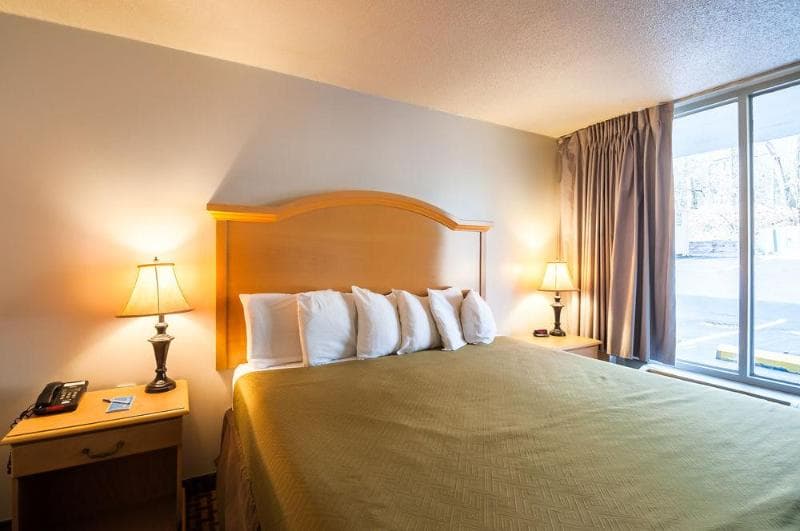 Econo Lodge 4