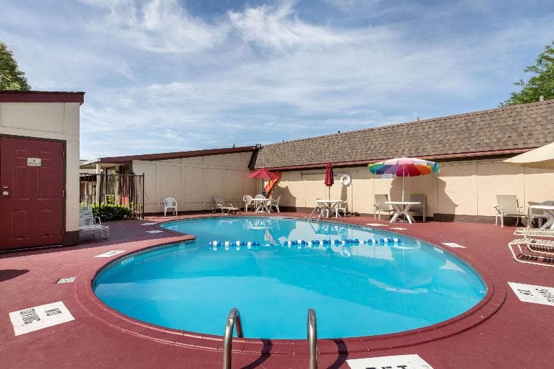 Rodeway Inn 4