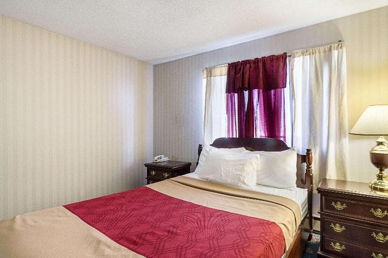 Econo Lodge 4