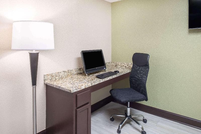 Super 8 by Wyndham Charleston photo 1