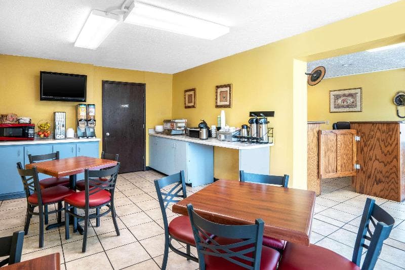 Econo Lodge Rolla 4