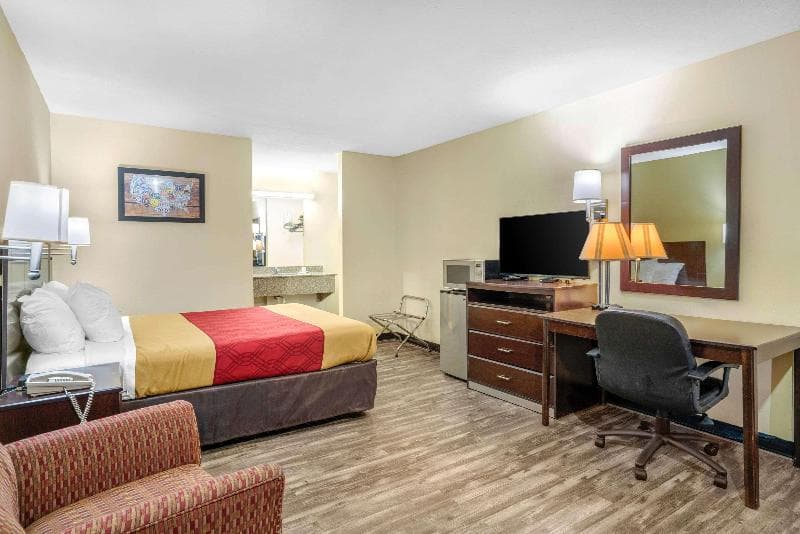 Econo Lodge Rolla 5