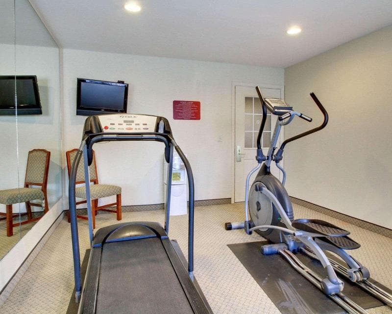 Econo Lodge Inn & Suites 2