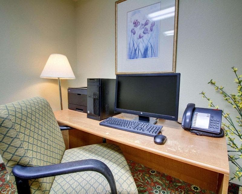 Econo Lodge Inn & Suites 5