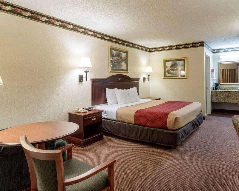 Econo Lodge 3