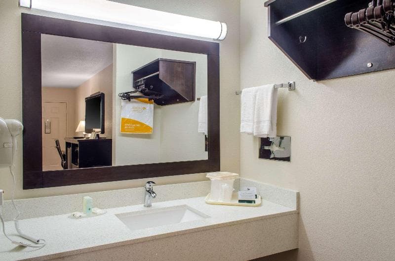 Quality Inn McComb 4