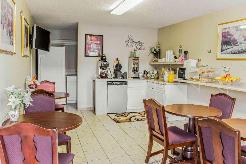 Econo Lodge 5