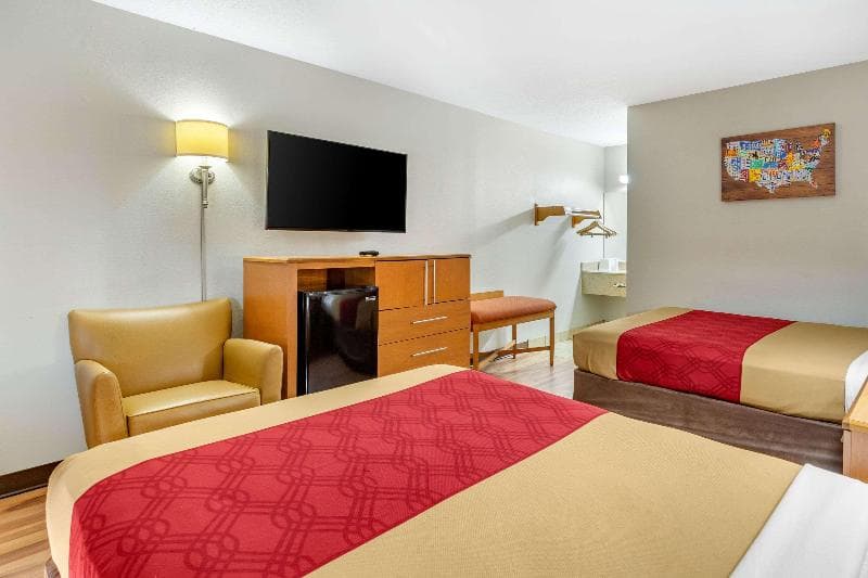 Econo Lodge 2