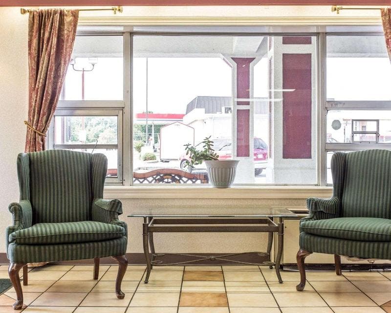 Econo Lodge 4