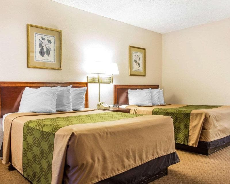 Econo Lodge 3