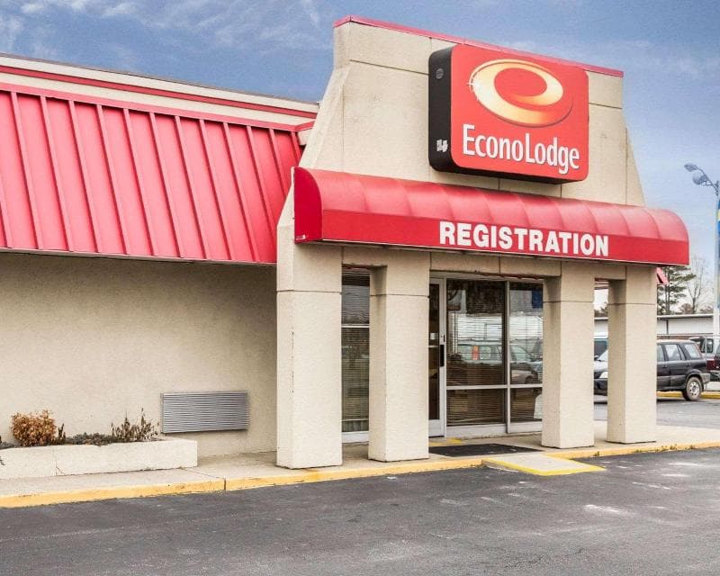 Econo Lodge North 5