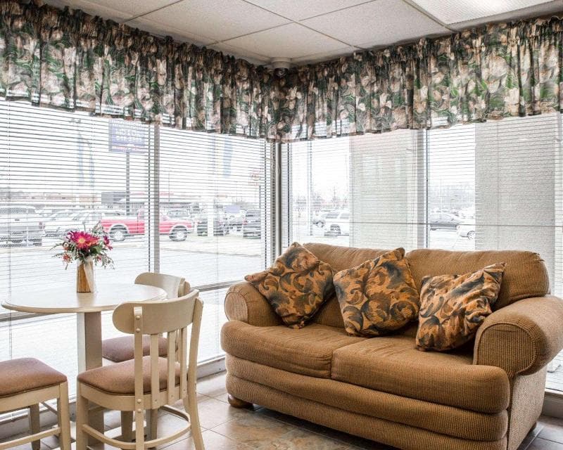 Econo Lodge North 4