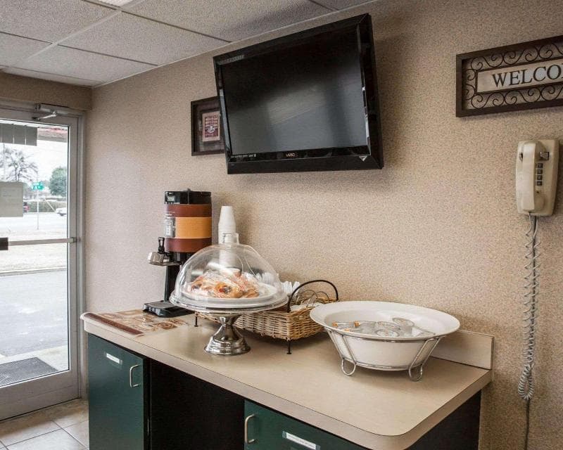 Econo Lodge North photo 1