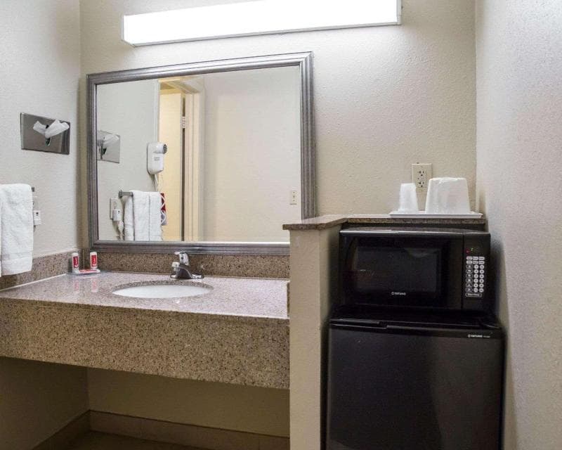 Econo Lodge North 3