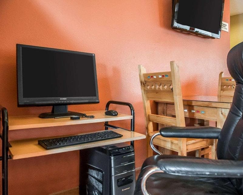 Econo Lodge Inn & Suites main