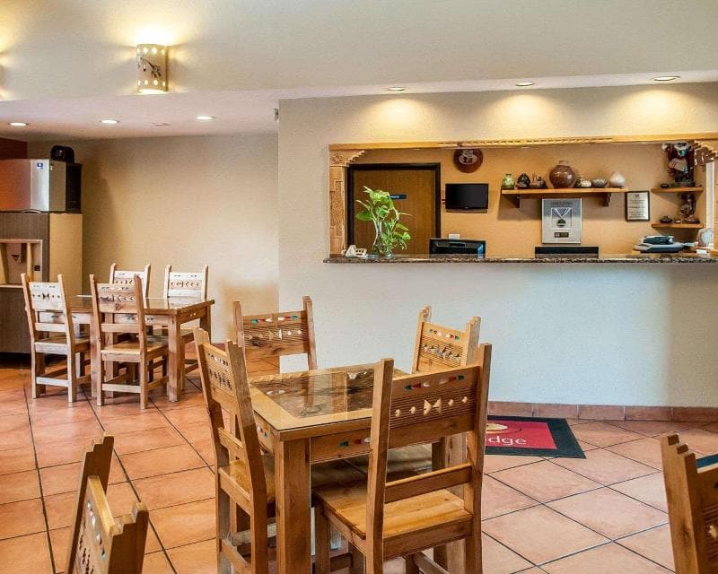 Econo Lodge Inn & Suites 5