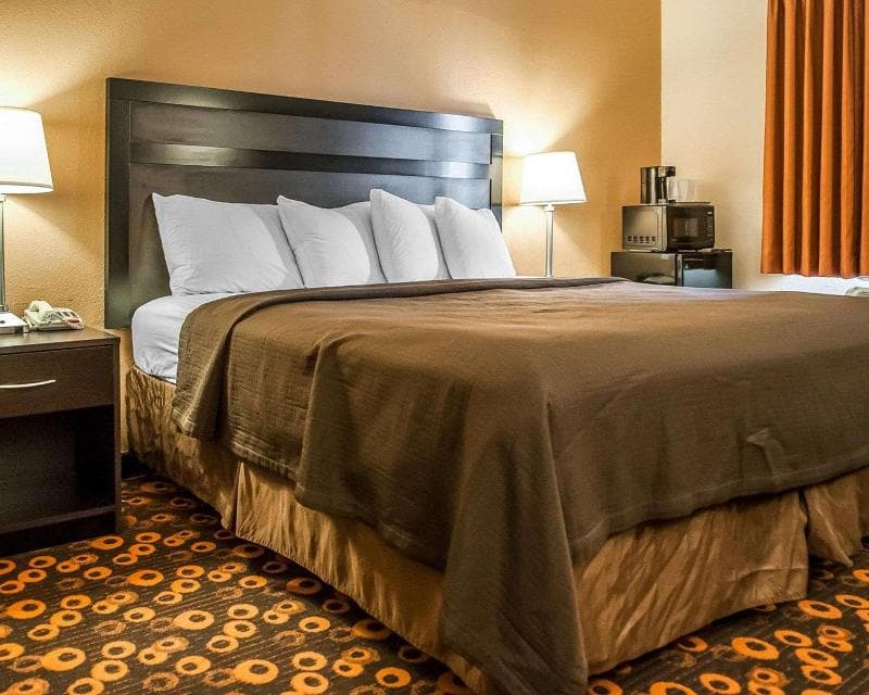 Econo Lodge Inn & Suites 3