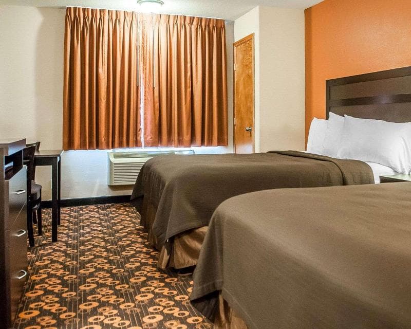 Econo Lodge Inn & Suites 4