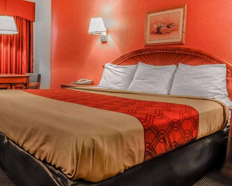 Econo Lodge 3
