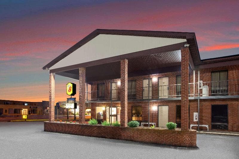 Super 8 by Wyndham Sandusky photo 1