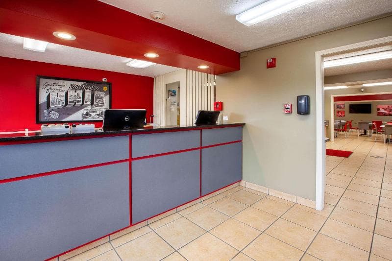 Super 8 by Wyndham Sandusky 4