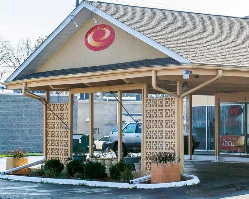 Econo Lodge  Inn & Suites 3
