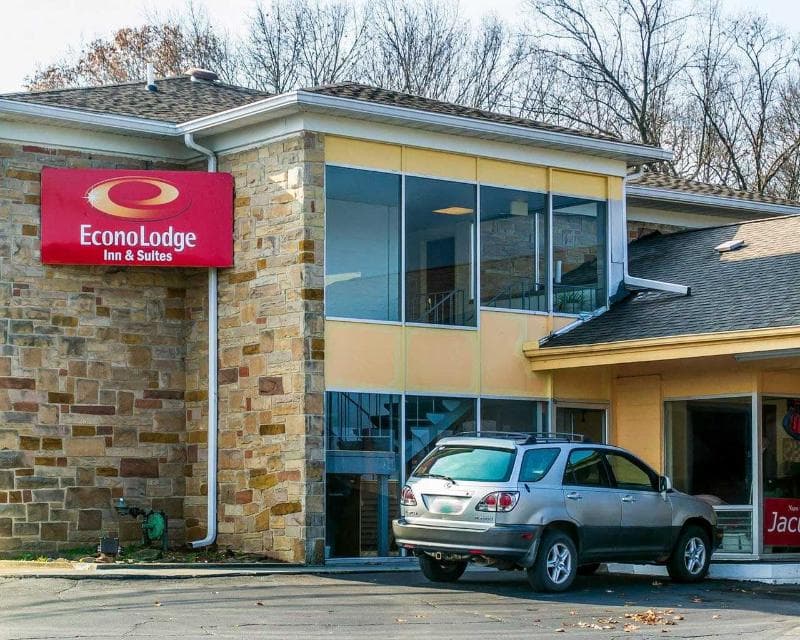Econo Lodge  Inn & Suites 4