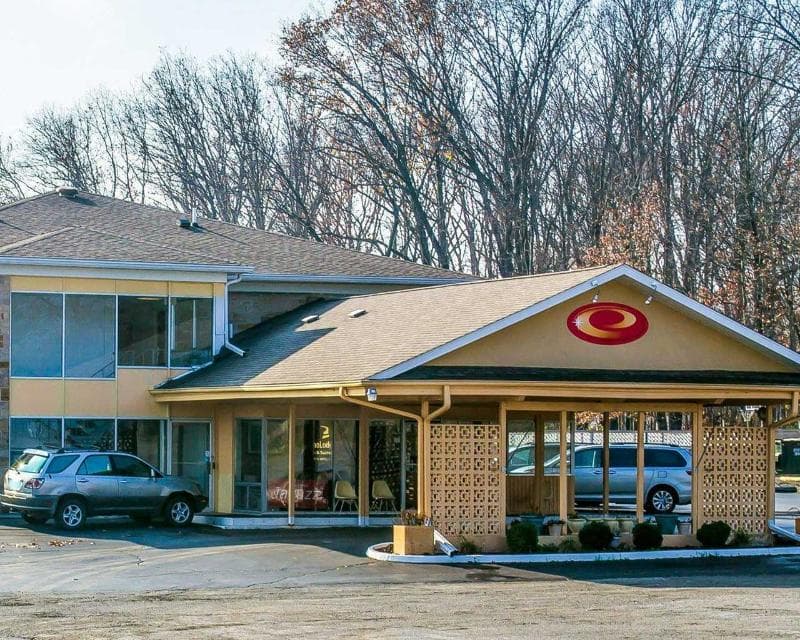 Econo Lodge  Inn & Suites 5