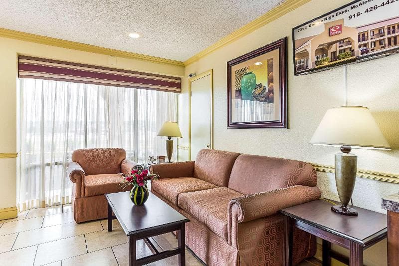 Econo Lodge McAlester 3